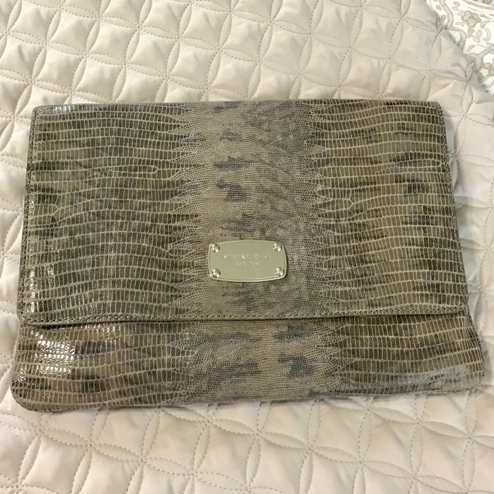⚡️SALE⚡️Michael Kors Leather Snake Print Clutch